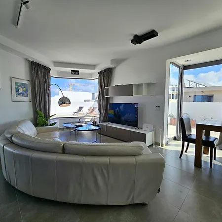 Malta Unique Penthouse Spacious Terrace-sleeps 8 アパート