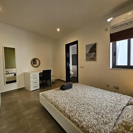 Malta Unique Penthouse Spacious Terrace-sleeps 8 Appartamento